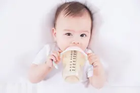 断母乳后咋选奶粉？认准“四高两低三无”，促进孩子健康聪明成长图片
