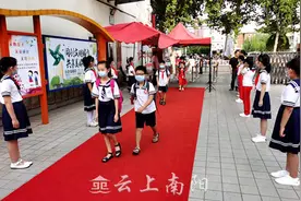 南阳各中小学迎来开学第一天图片