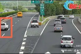 险！女子高速超车道内停车问路图片
