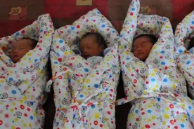 孕妇产下四胞胎，老公得知宝宝性别，老公喜极而泣不知道说什么好图片