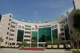 今晚7:00，郧阳中学准时开始图片