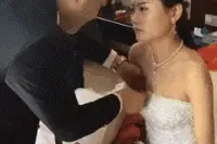 搞笑GIF：女汉子不好惹的，一顿暴打图片