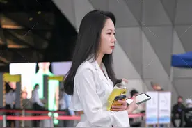 西装裙怎么穿出新意？试试两件套西装裙，优雅利落又高级图片