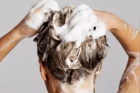 头发干枯毛躁？那是你的洗头方法不对，这样洗头，头发柔顺有光泽视频封面