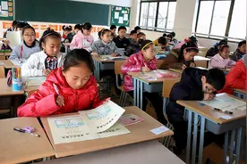 期中考试后，这两名小学生火了，网友：像极了小时候的样子图片