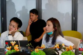 杨幂杨紫同时接到赵薇邀约，同样是偶像，二人对她称呼却大不相同图片