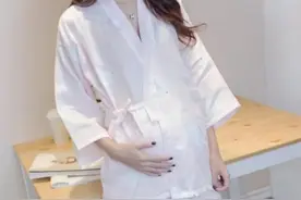 女子怀孕11个月还不发动，医生强行剖腹，孩子出生后全家泣不成声图片
