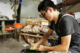 高考前1天父亲病逝，男孩含泪火化后进考场，看成绩落泪：以为只能上专科，婉拒捐助打工挣学费图片