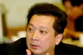 郁钧剑笑嘲：美术界我歌唱得好；音乐界我字写得好图片