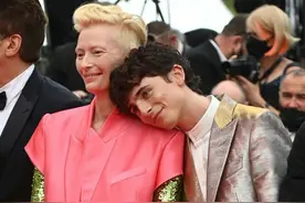 26岁甜茶瘦到脱相，与61岁古一法师牵手好亲密，网友：有点长残了图片