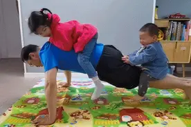 六块腹肌的骨科男医生，教你寒假如何在家带娃运动图片