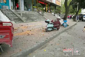 【十堰】汉江路，两个小孩从10楼往下扔砖头！家长啊，别等悲剧发生了才后悔！图片