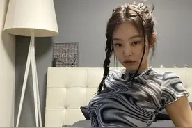 宅家也能前卫时尚，24岁JENNIE绝美自拍上热搜，离不开首饰的加持图片