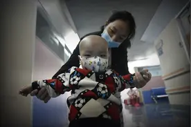 一岁儿子患重病，我每天笑着面对，却有人说我不知轻重图片