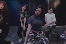 章子怡继女晒跳舞视频，稳居c位美腿赛超模，却遭批动作太成人图片