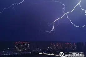 乌云密布、狂风大作！昨夜大风过宝鸡后的场景，二三里多图展示图片
