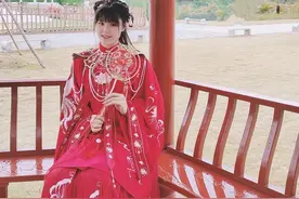 亮眼！22岁女篮国手穿古装拍照，21岁男友是CBA小魔兽图片