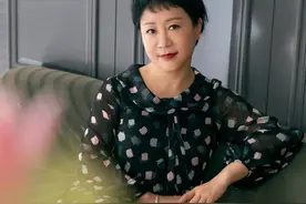 杨紫晒妈妈近照神似张凯丽，手戴金镯贵妇感十足，为女儿辞掉工作图片