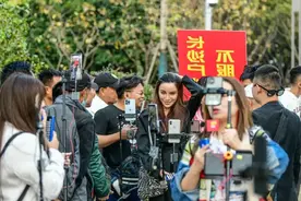 “名媛”层出不穷，背后是网红经济的内卷图片