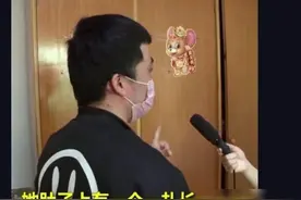 男子怀疑女友腹部上有刀疤是生过孩子，在发现当天提出分手图片