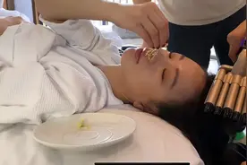 2021人设崩塌第一人？李梦被曝耍大牌，躺着做造型还要闻桂花图片