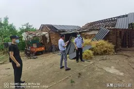 七旬婆婆房顶被大风掀翻，民警客串“瓦匠”图片