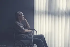 亲戚介绍一保姆来照顾父亲，短短7个月的时间就要上位了，真担心图片
