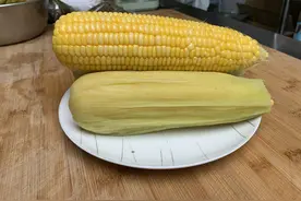 煮玉米时，别只会用清水煮，多加这2种料，玉米香甜软糯又好吃图片