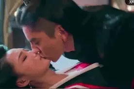 狼殿下肖战强吻李沁戏份太温柔，而王大陆拔罐式吻李沁就霸道多了图片