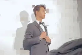 李现举动暖心情商高，帮扶相机架并安抚受惊女记者，网友大赞图片