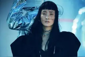 44岁蒋勤勤瘦过头，脸颊凹陷配黑长直太显老，女人真不是越瘦越美图片