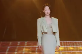 蒋梦婕对自己身材挺自信，出席活动不戴首饰，穿一条吊带裙就赢了图片