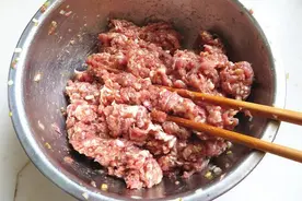 调肉馅时，注意放水和放油的顺序，教您正确做法，肉馅又香又嫩图片