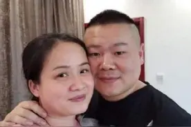 岳云鹏老婆宅家剃光头，大方晒照五官更精致，特意强调不是想不开图片