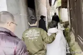 “奶奶，我们出去玩！”抓捕现场，民警集体说谎…图片