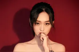 何泓姗身材真丰满！黑色蕾丝抹胸搭配小脚裤性感高级，凹凸有致图片