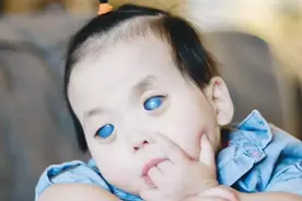 3岁“蓝眼”中国女孩，被美国父母收养，老外为啥总收养中国孤女图片