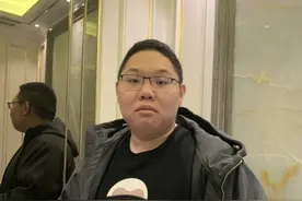 英雄联盟：PDD的保姆首次出镜，看到保姆的照片，粉丝愣住了图片