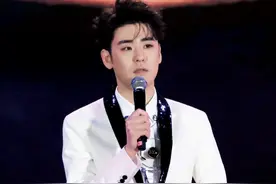 德云社再出事？郭德纲小舅子获奖却被炮轰不要脸，本人态度显情商图片