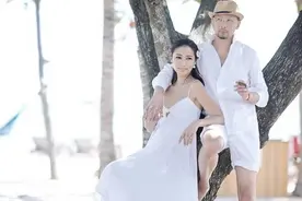 梁静与管虎海边浪漫，穿白色“情侣装”秀恩爱，牵手搂肩十分甜蜜图片