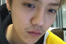 鹿晗晒近照，胡子拉碴头发凌乱反增男人味，家中三猫一狗似动物园图片