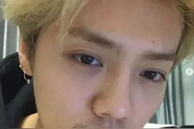 鹿晗晒近照，胡子拉碴头发凌乱反增男人味，家中三猫一狗似动物园图片