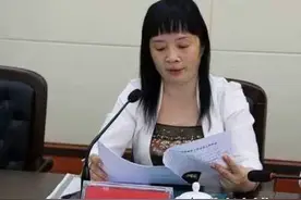 女反贪局长利用举报信诈官员，遥控中间人驾无牌车收钱，被抓假发疯！图片