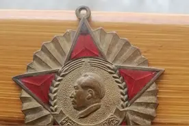 1951年毛主席像抗美援朝纪念章图片