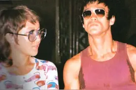 有矛盾？李小龙从不提与何家的关系，赌王也不过问李小龙父子死因图片