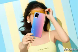 蔡徐坤上手vivo S系列新机：渐变配色这颜值真的爱了图片