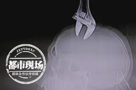隔着屏幕都疼！8楼天降扳手，直接插入男子脑袋图片
