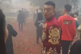 山东一新郎接亲后，发现岳母不在转身走回屋内，一个举动感动众人图片