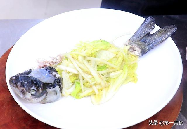 白菜和草鱼一起做，原来这么好吃，掌握这个关键，汤汁浓白鲜香