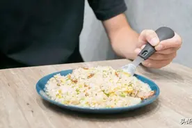 把餐具挂在胸前，勺叉都有，随时开吃图片